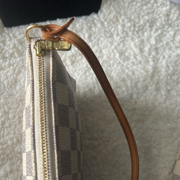 LOUIS‎ VUITTON WHITE DAMIER AZUR POCHETTE - Picture 5 of 14